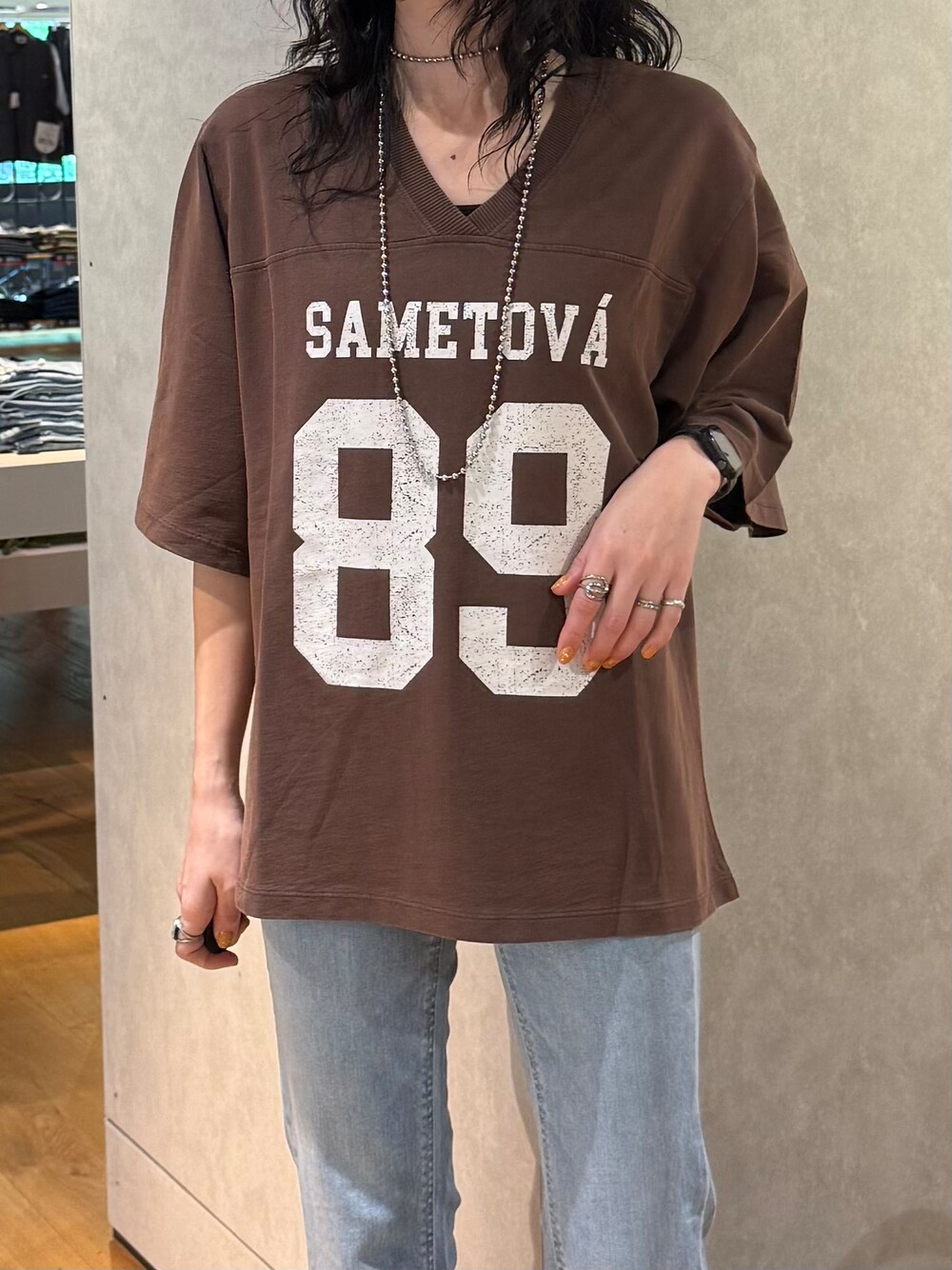 ブルー系のデニムパンツ、ホワイト系のベスト、ブラウン系のTシャツ/カットソーを着用したレディースの夏コーディネートの7枚目の写真