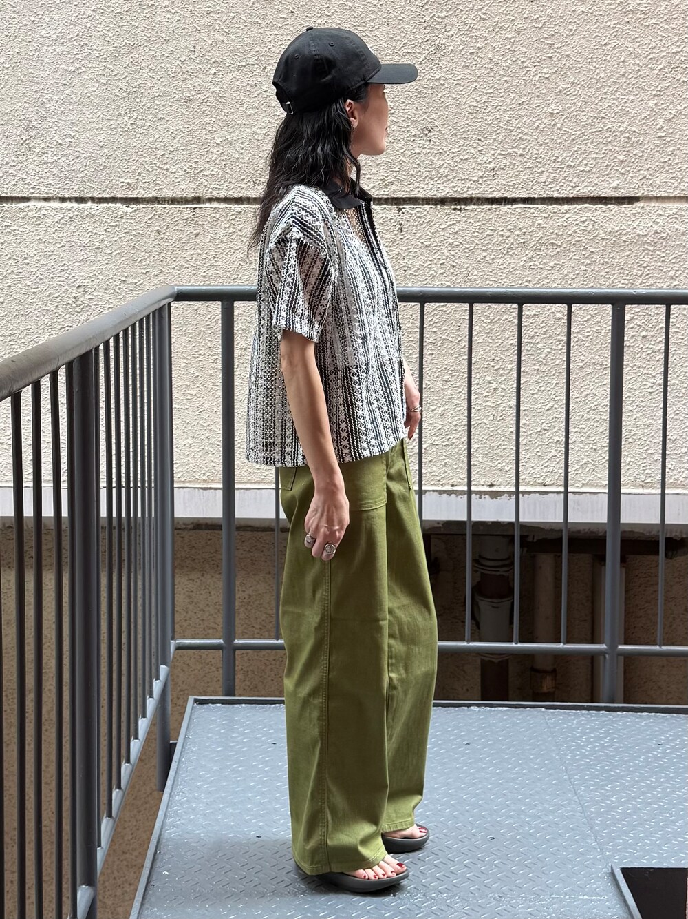 グリーン系のその他パンツ、ブラック系のシャツ/ブラウス、グレー系のサンダルを着用したレディースの夏コーディネートの4枚目の写真