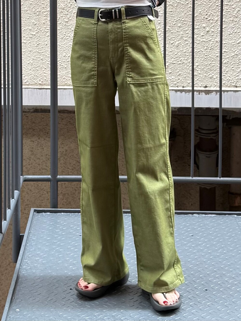 グリーン系のその他パンツ、ブラック系のシャツ/ブラウス、グレー系のサンダルを着用したレディースの夏コーディネートの5枚目の写真