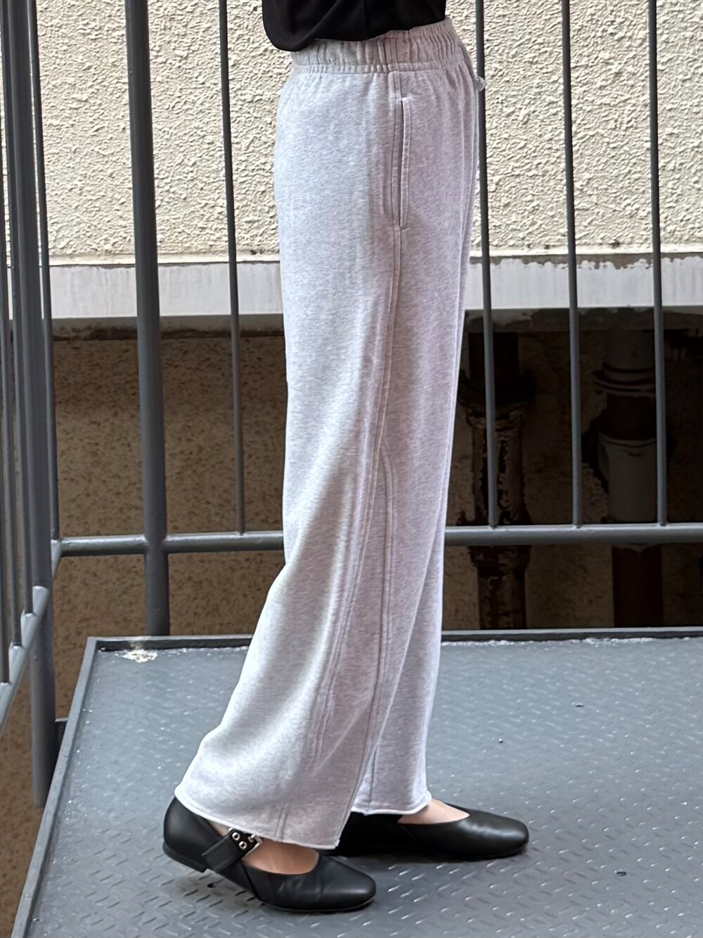 グレー系のその他パンツ、ブラック系のTシャツ/カットソー、ブラック系のショルダーバッグを着用したレディースの夏コーディネートの6枚目の写真