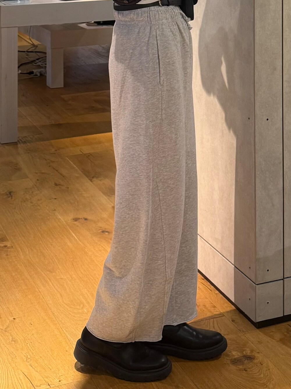 グレー系のその他パンツ、ブラック系のシャツ/ブラウス、ホワイト系のタンクトップを着用したレディースの春コーディネートの6枚目の写真