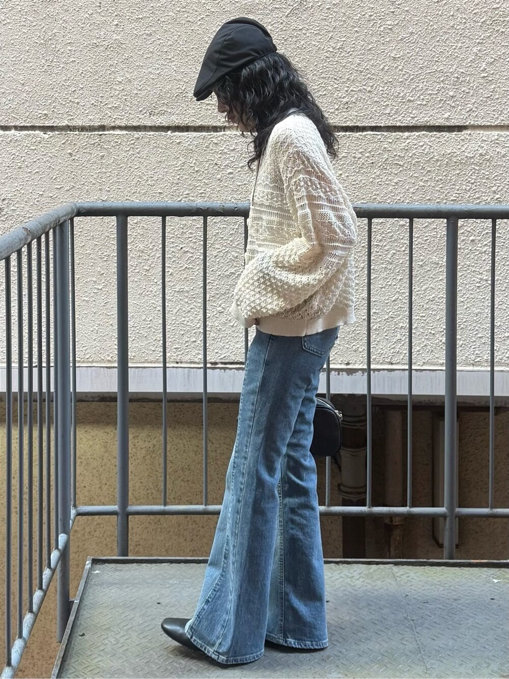 ホワイト系のカーディガン/ボレロを着用したレディースの春コーディネートの2枚目の写真