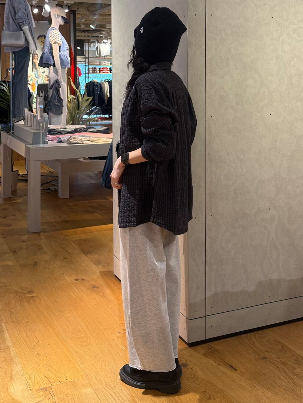 グレー系のその他パンツ、ブラック系のシャツ/ブラウス、ホワイト系のタンクトップを着用したレディースの春コーディネートの2枚目の写真