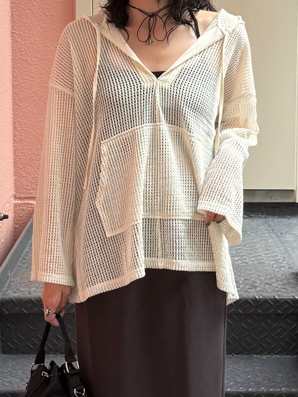 グレー系のスカート、ホワイト系のTシャツ/カットソー、ブラック系のショルダーバッグを着用したレディースの秋コーディネートの7枚目の写真