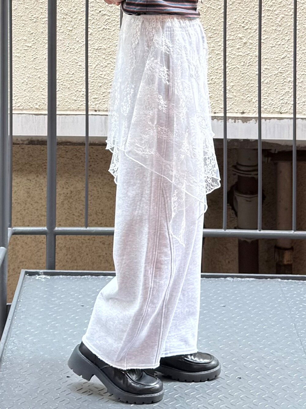 グレー系のその他パンツ、ホワイト系のスカート、ブルー系のTシャツ/カットソーを着用したレディースの夏コーディネートの6枚目の写真