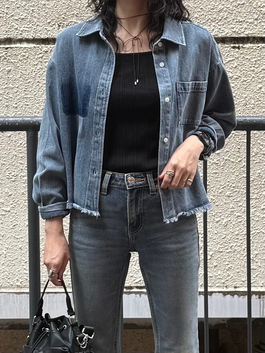 ブルー系のその他パンツ、ブルー系のシャツ/ブラウス、ブラック系のショルダーバッグを着用したレディースの秋コーディネートの8枚目の写真