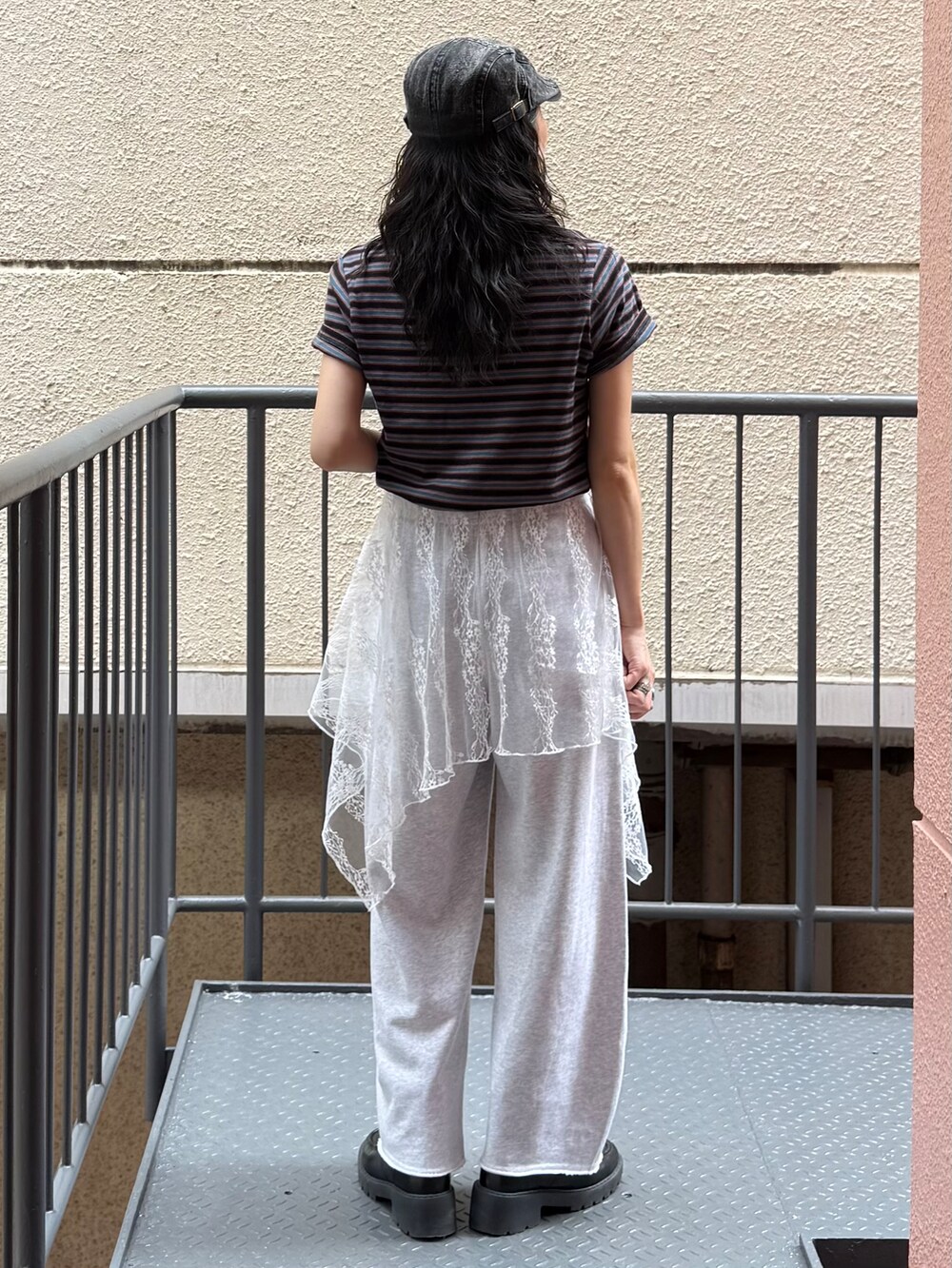グレー系のその他パンツ、ホワイト系のスカート、ブルー系のTシャツ/カットソーを着用したレディースの夏コーディネートの3枚目の写真