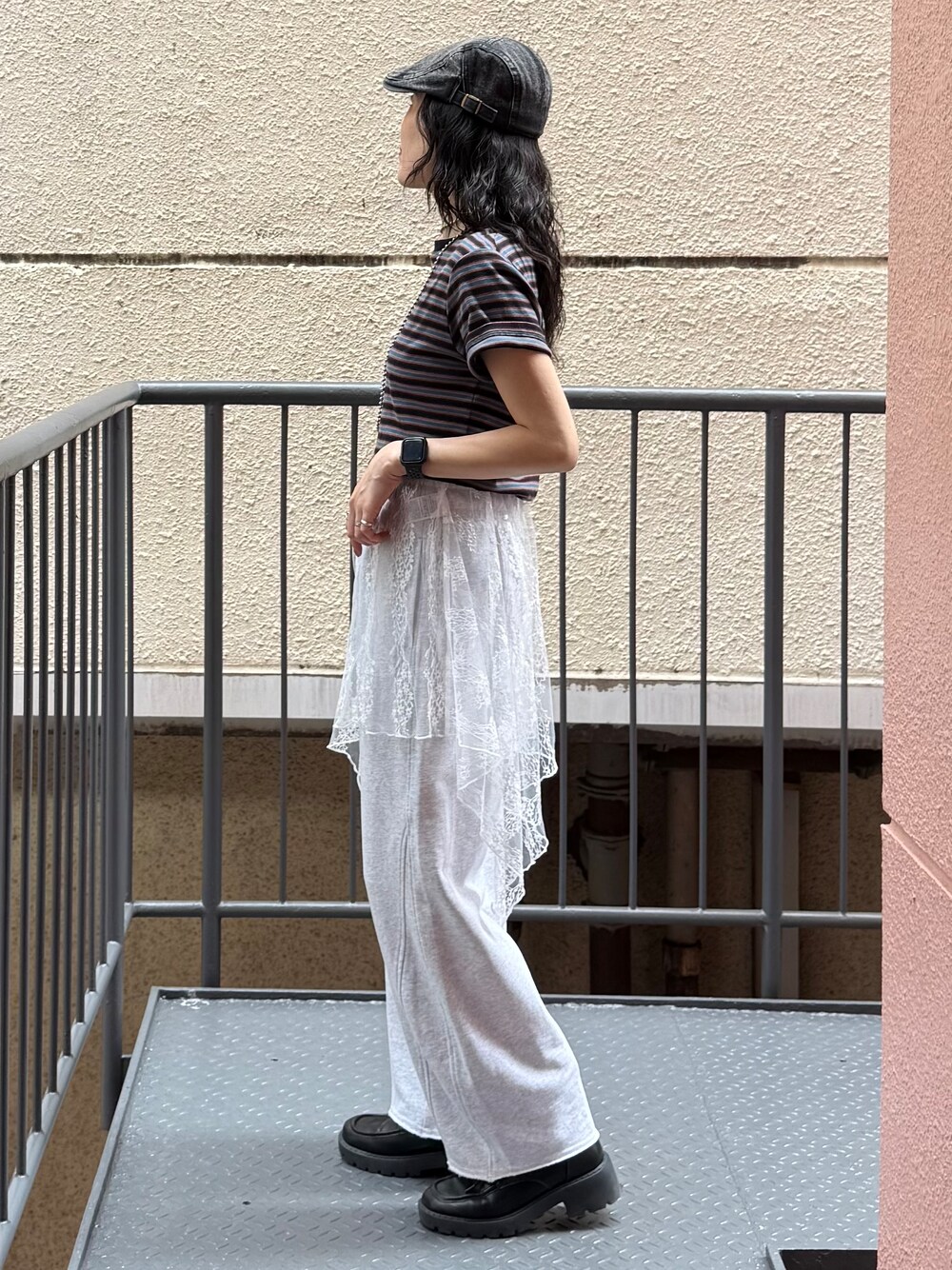 グレー系のその他パンツ、ホワイト系のスカート、ブルー系のTシャツ/カットソーを着用したレディースの夏コーディネートの2枚目の写真