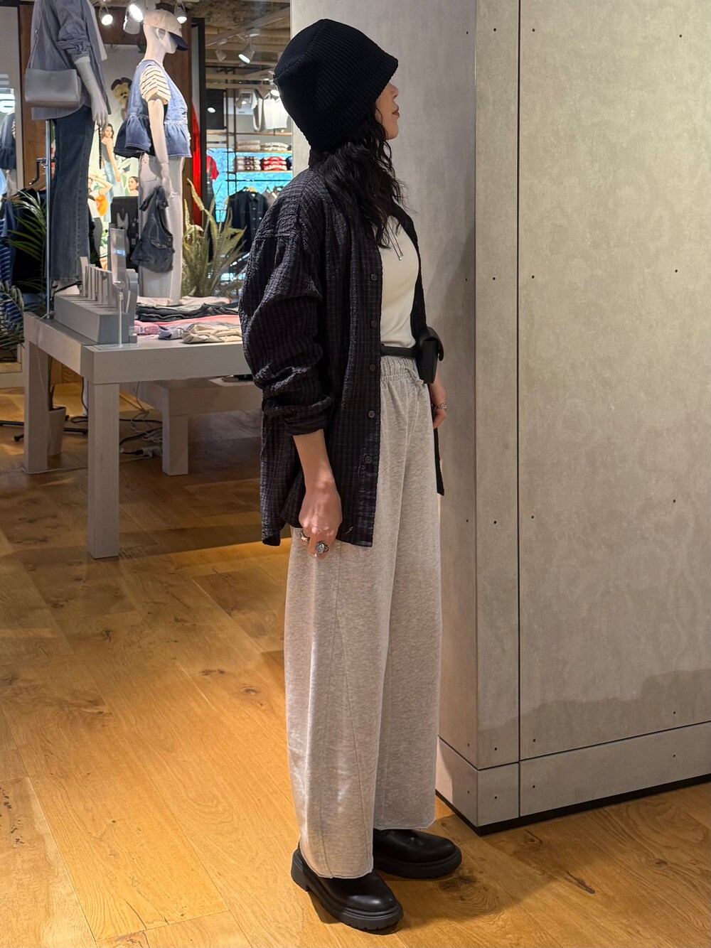 グレー系のその他パンツ、ブラック系のシャツ/ブラウス、ホワイト系のタンクトップを着用したレディースの春コーディネートの4枚目の写真