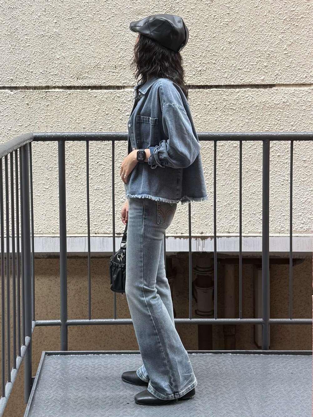 ブルー系のその他パンツ、ブルー系のシャツ/ブラウス、ブラック系のショルダーバッグを着用したレディースの秋コーディネートの2枚目の写真