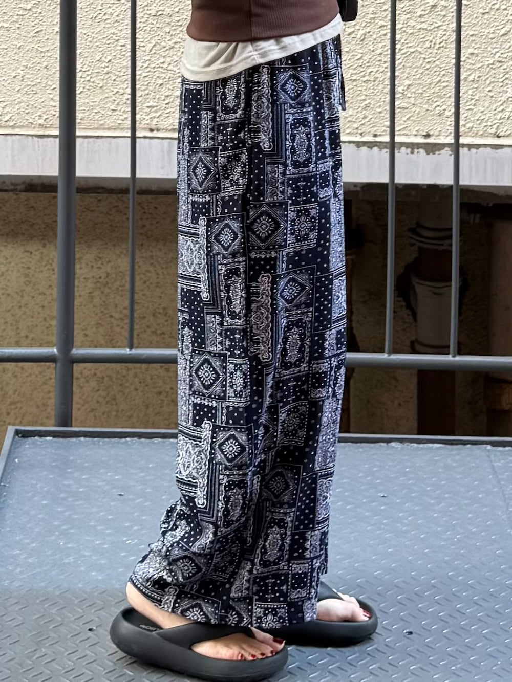 ブルー系のその他パンツ、ブラウン系のタンクトップ、ホワイト系のTシャツ/カットソーを着用したレディースの夏コーディネートの6枚目の写真