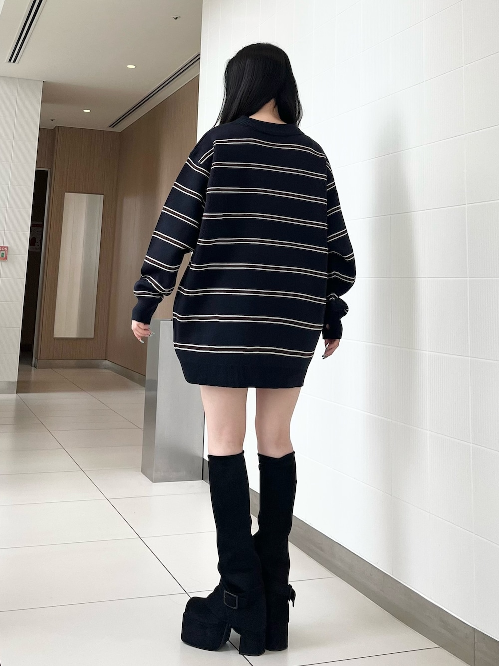 ブルー系のワンピース、ブラック系のその他パンツ、ブラック系のブーツを着用したレディースの秋コーディネートの3枚目の写真