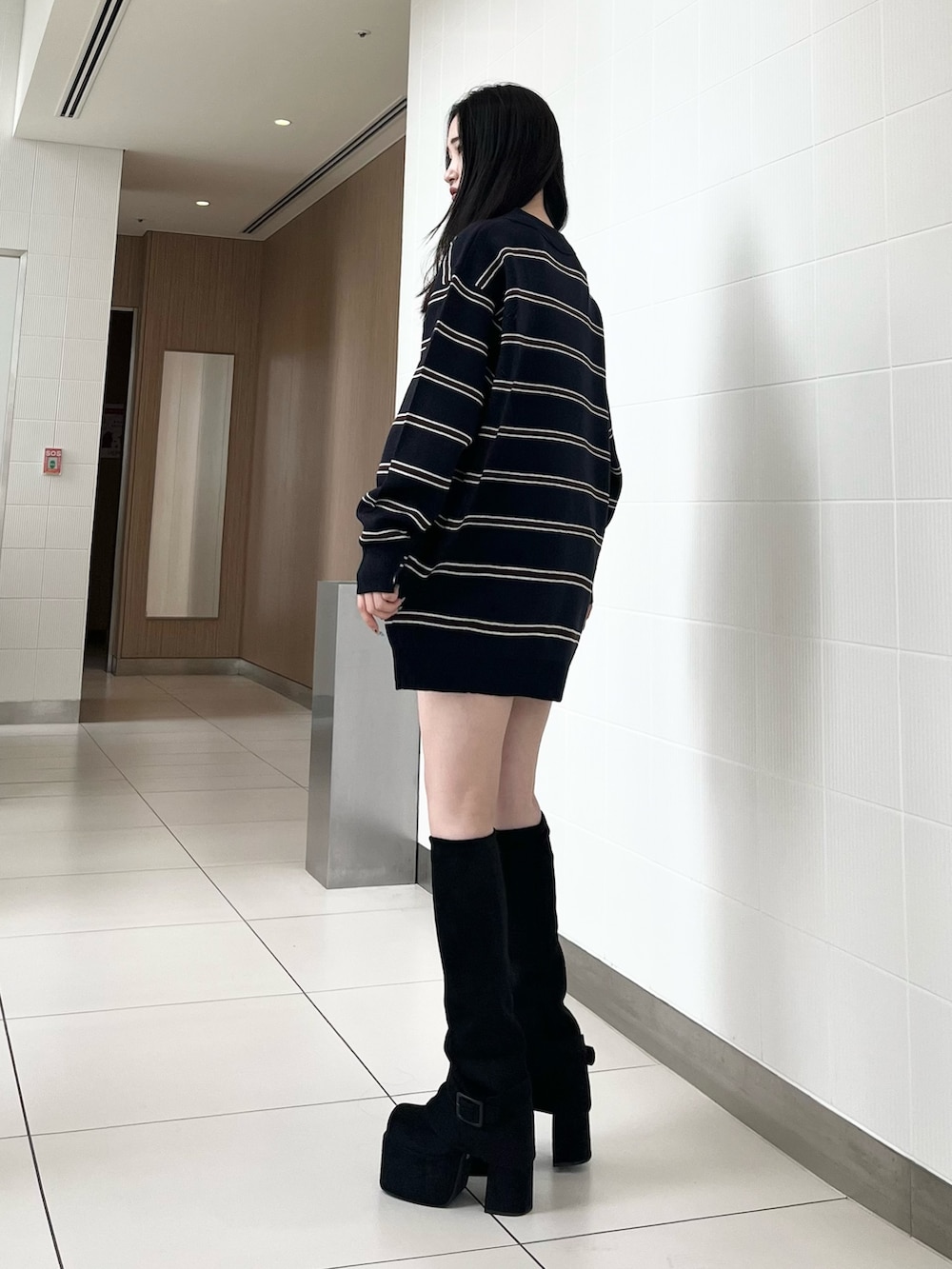 ブルー系のワンピース、ブラック系のその他パンツ、ブラック系のブーツを着用したレディースの秋コーディネートの2枚目の写真