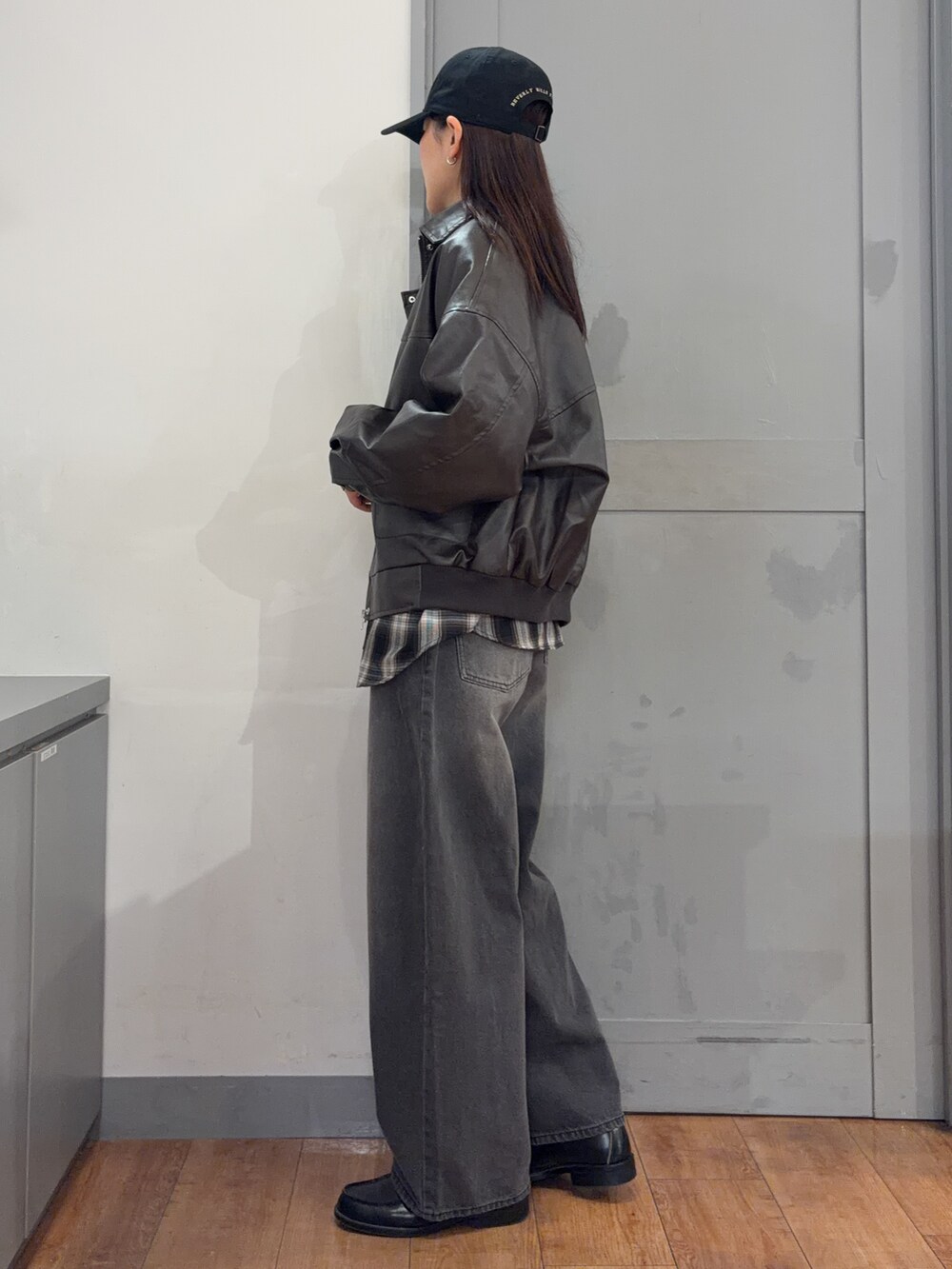 ブラック系のシャツ/ブラウス、ブラック系のその他パンツ、ブラック系のキャップを着用したレディースの秋コーディネートの2枚目の写真
