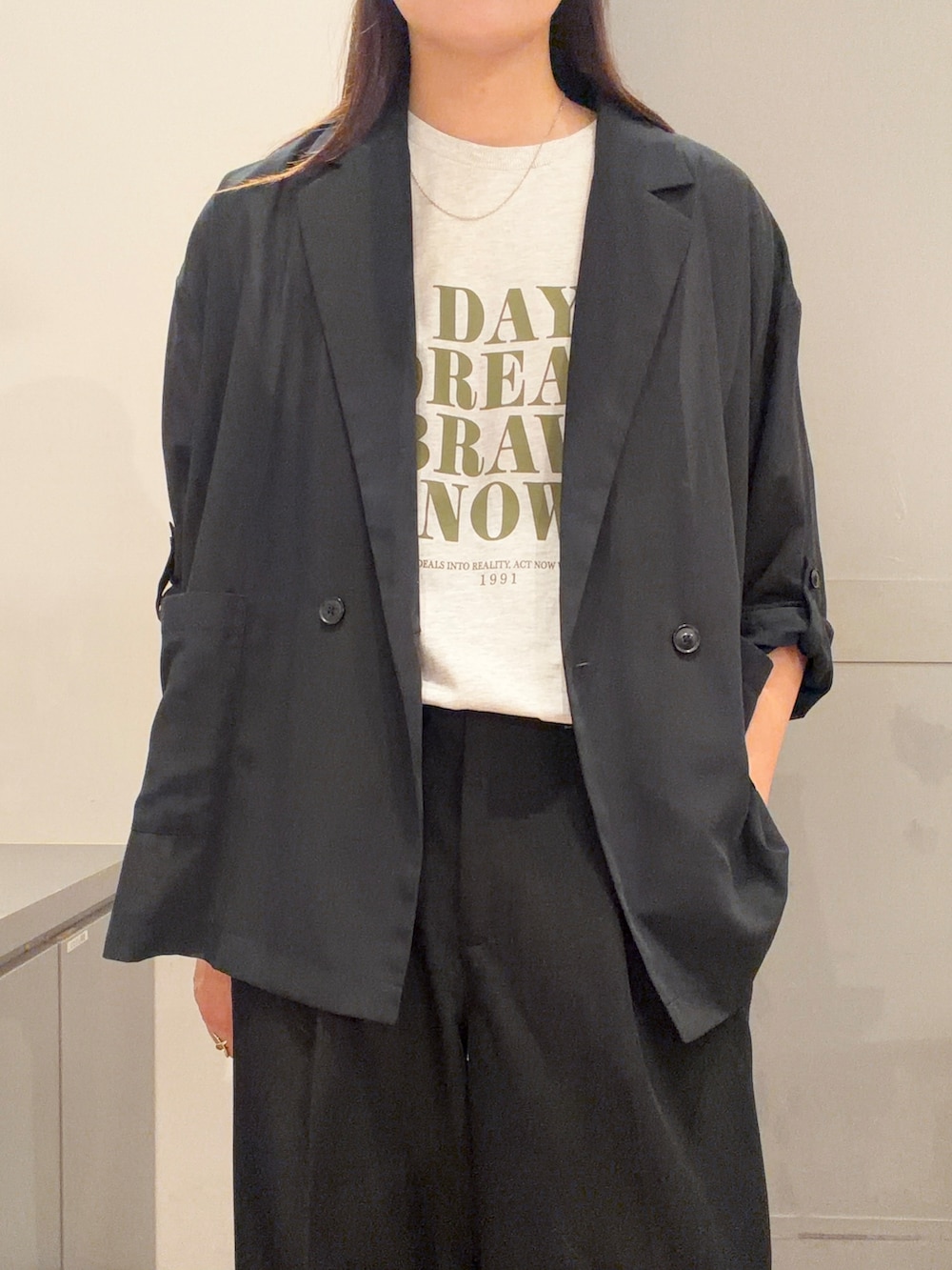 グレー系のTシャツ/カットソー、ブラック系のテーラードジャケット、ブラック系のキャップを着用したレディースの夏コーディネートの4枚目の写真