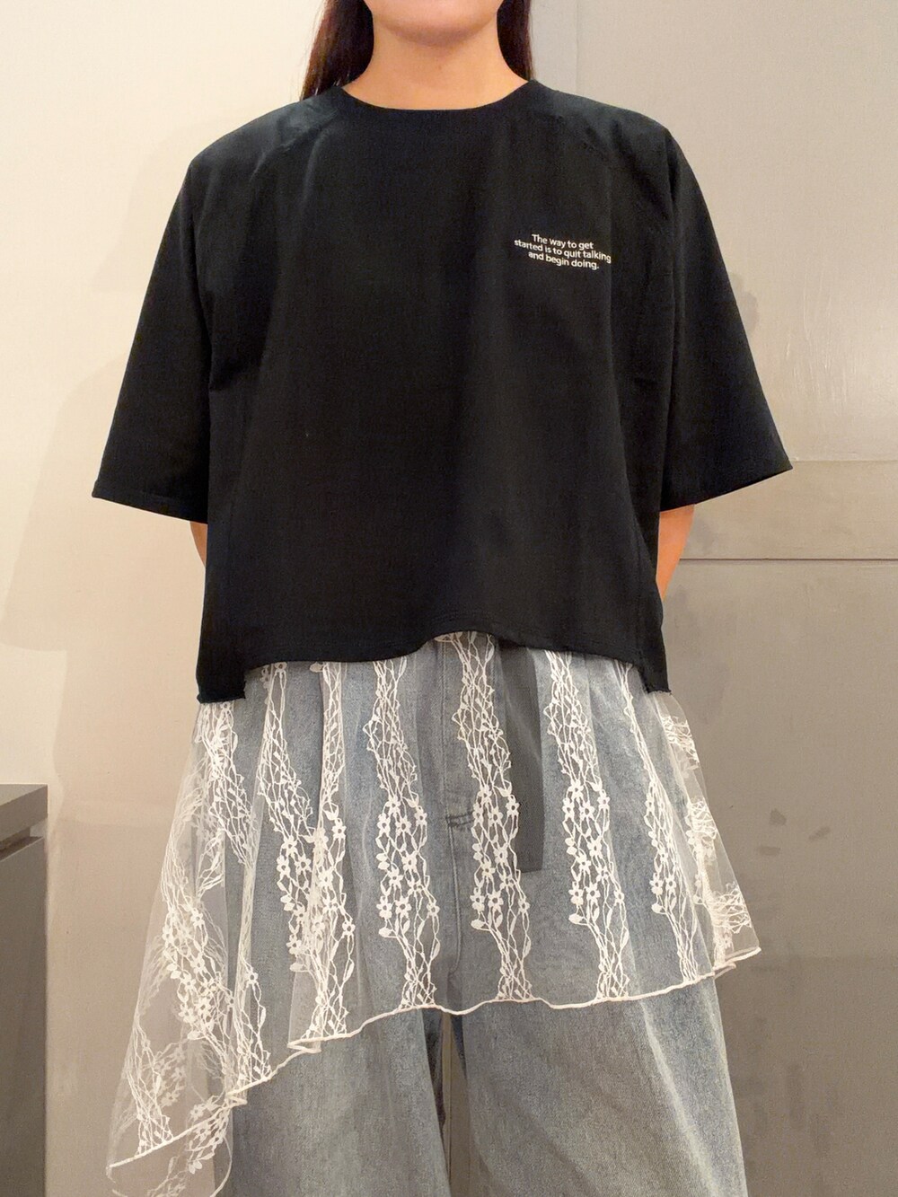 ブルー系のその他パンツ、ブラック系のTシャツ/カットソー、グレー系のキャップを着用したレディースの夏コーディネートの4枚目の写真