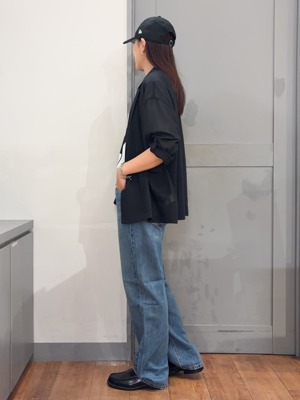 ホワイト系のTシャツ/カットソー、ブルー系のデニムパンツを着用したレディースの夏コーディネートの2枚目の写真