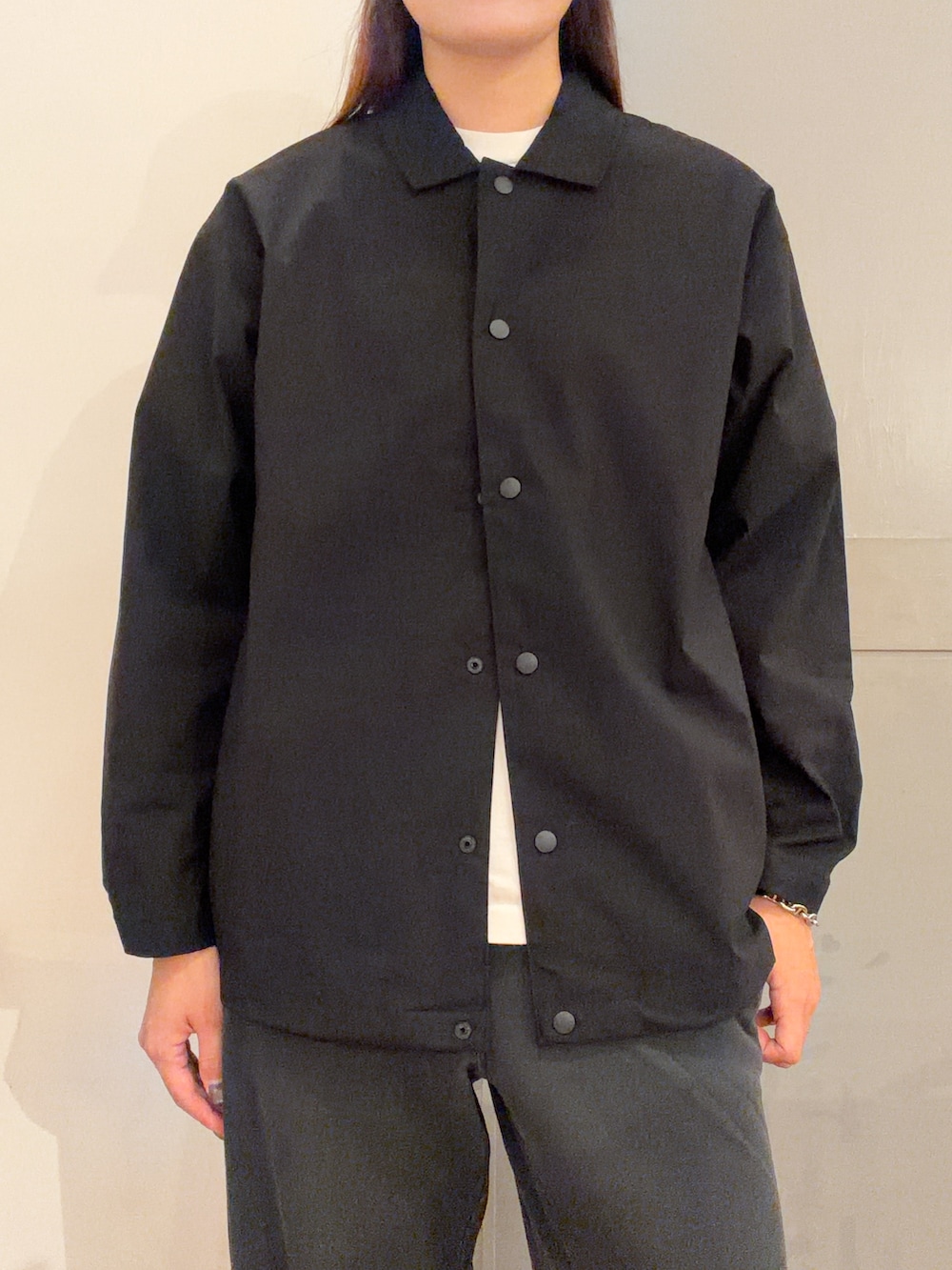 ブラック系のシャツ/ブラウス、ブラック系のその他パンツ、ホワイト系のTシャツ/カットソーを着用したレディースの秋コーディネートの4枚目の写真