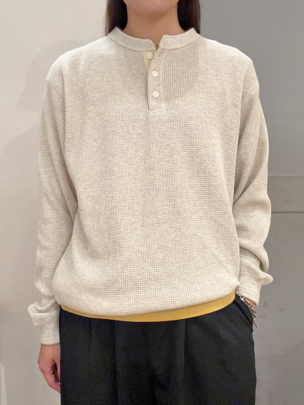 ホワイト系のTシャツ/カットソー、ブラック系のその他パンツ、イエロー系のTシャツ/カットソーを着用したレディースの秋コーディネートの4枚目の写真