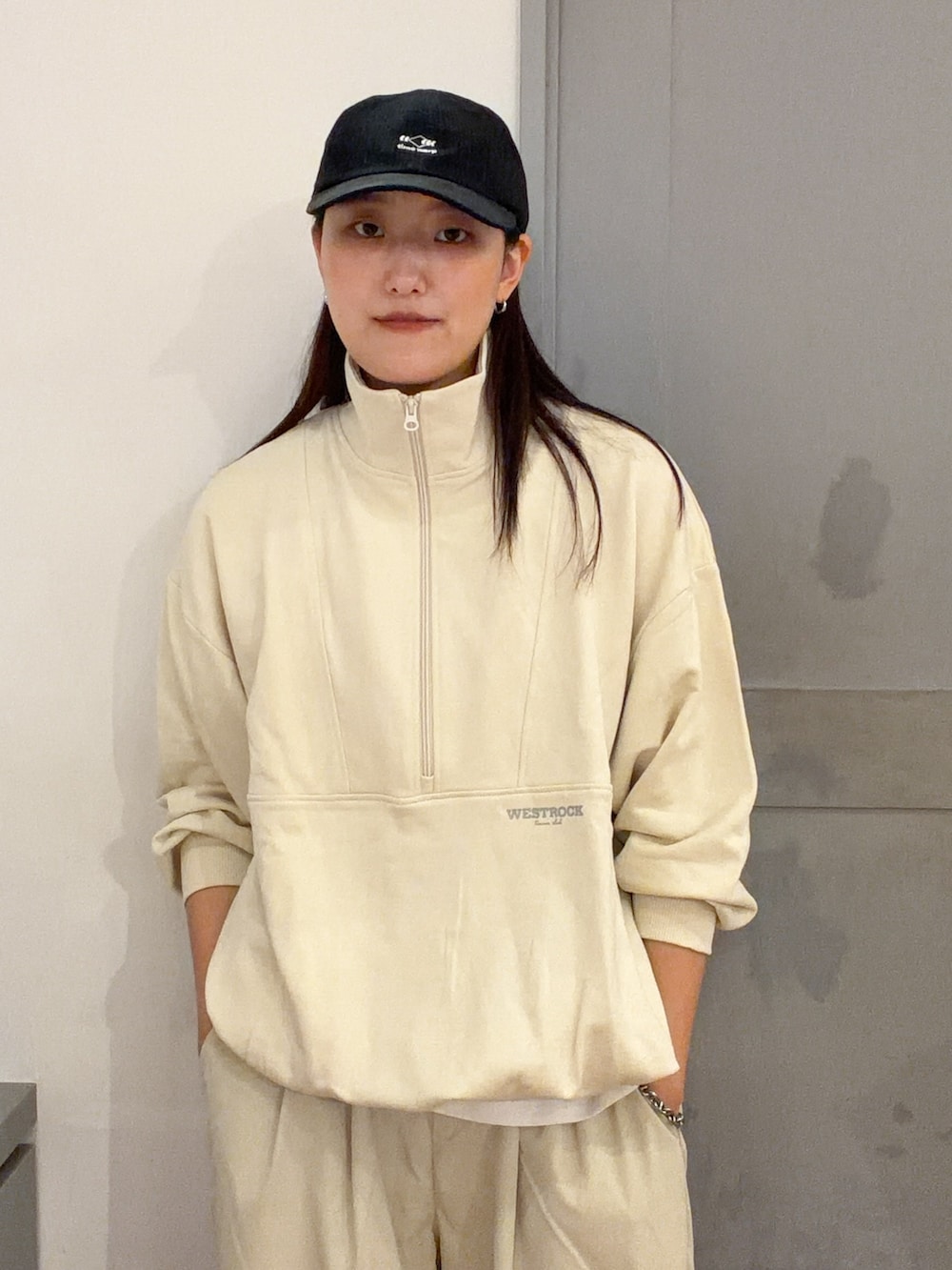 グレー系のその他パンツ、ベージュ系のスウェット、ホワイト系のTシャツ/カットソーを着用したレディースの秋コーディネートの6枚目の写真
