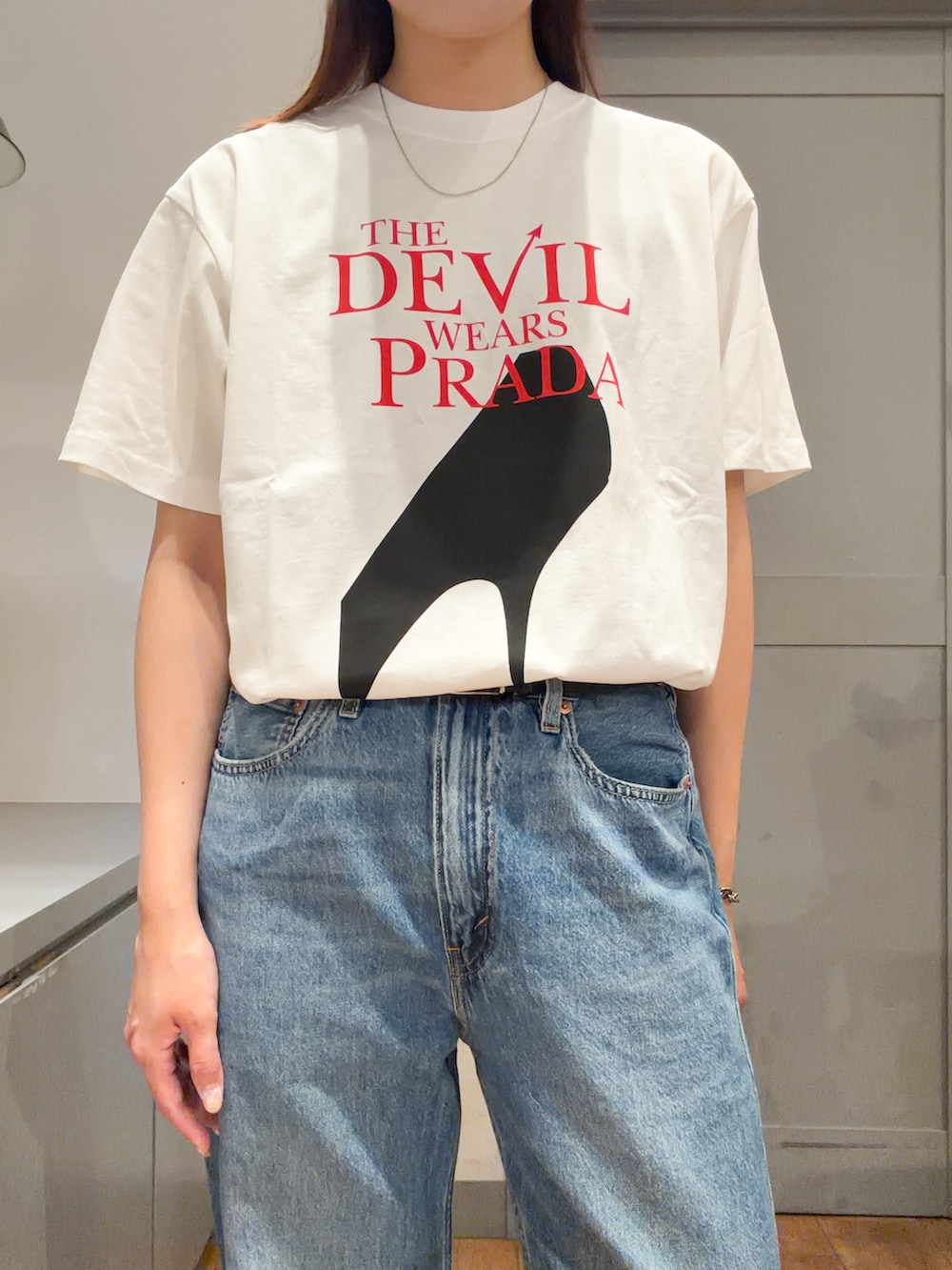 ホワイト系のTシャツ/カットソー、ブルー系のデニムパンツを着用したレディースの夏コーディネートの4枚目の写真