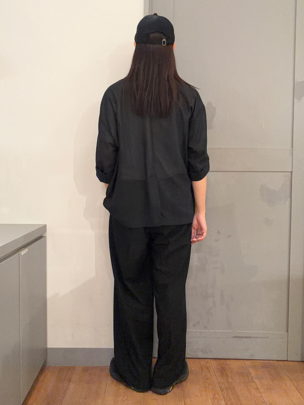 グレー系のTシャツ/カットソー、ブラック系のテーラードジャケット、ブラック系のキャップを着用したレディースの夏コーディネートの3枚目の写真
