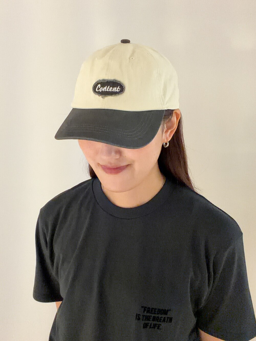 グレー系のTシャツ/カットソーを着用したレディースの夏コーディネートの8枚目の写真