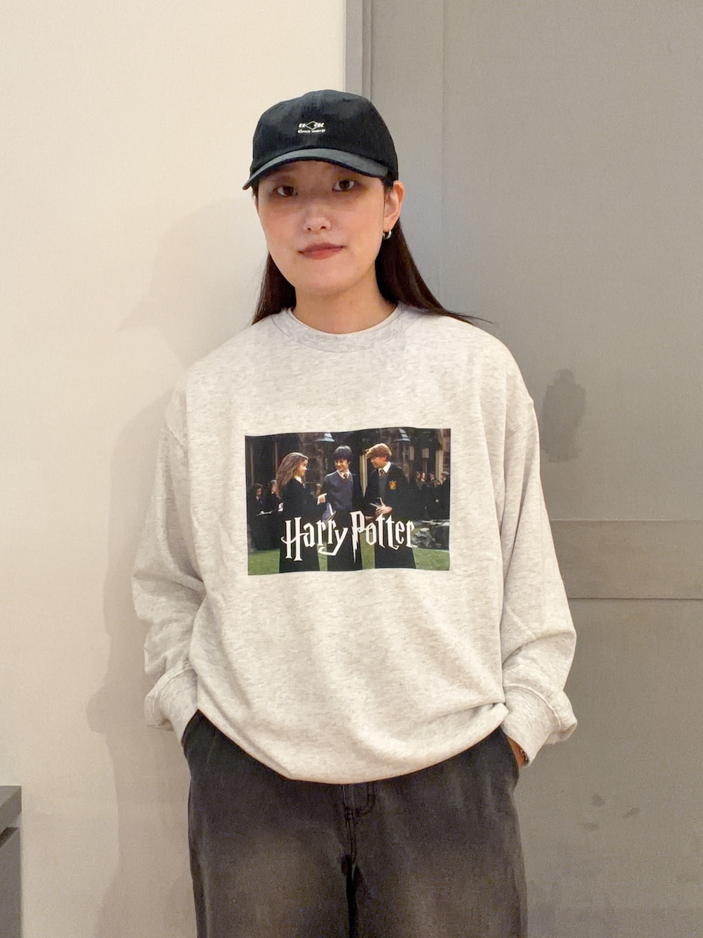 ベージュ系のニット/セーター、ブラック系のデニムパンツ、ブラック系のキャップを着用したレディースの秋コーディネートの4枚目の写真