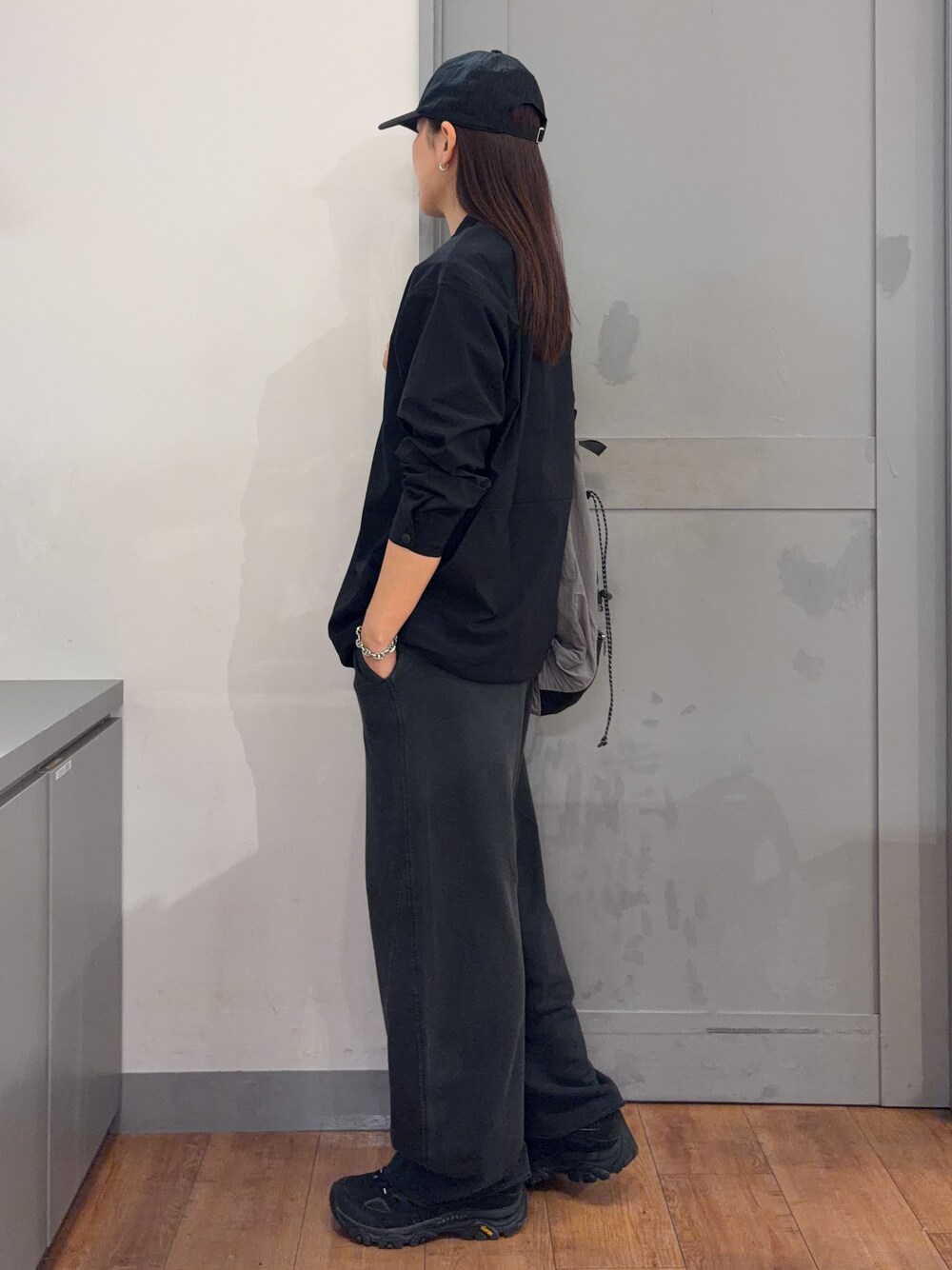ブラック系のシャツ/ブラウス、ブラック系のその他パンツ、ホワイト系のTシャツ/カットソーを着用したレディースの秋コーディネートの2枚目の写真