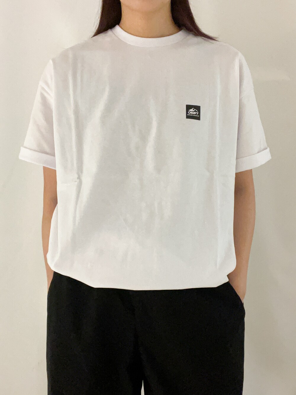 ホワイト系のTシャツ/カットソー、ブラック系のその他パンツ、ブラック系のキャップを着用したレディースの春コーディネートの5枚目の写真
