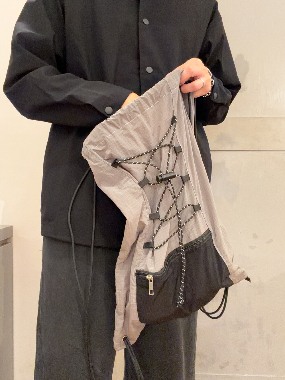 ブラック系のシャツ/ブラウス、ブラック系のその他パンツ、ホワイト系のTシャツ/カットソーを着用したレディースの秋コーディネートの6枚目の写真