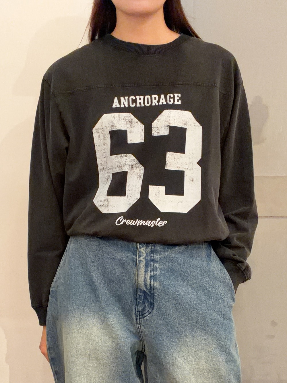 グレー系のミリタリージャケット、グレー系のTシャツ/カットソー、ブルー系のデニムパンツを着用したレディースの秋コーディネートの6枚目の写真