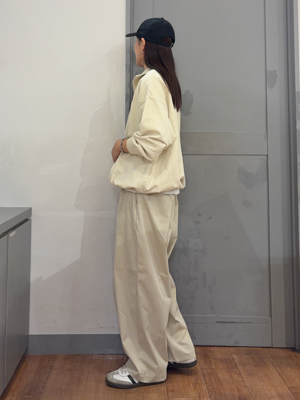 グレー系のその他パンツ、ベージュ系のスウェット、ホワイト系のTシャツ/カットソーを着用したレディースの秋コーディネートの2枚目の写真