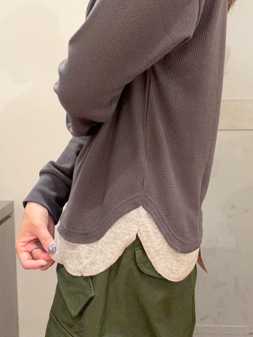 グリーン系のその他パンツ、グレー系のTシャツ/カットソー、グレー系のキャップを着用したレディースの秋コーディネートの5枚目の写真