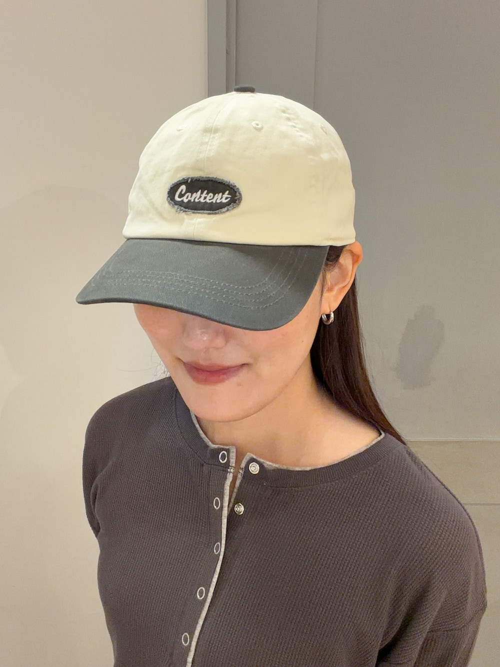 グリーン系のその他パンツ、グレー系のTシャツ/カットソー、グレー系のキャップを着用したレディースの秋コーディネートの8枚目の写真