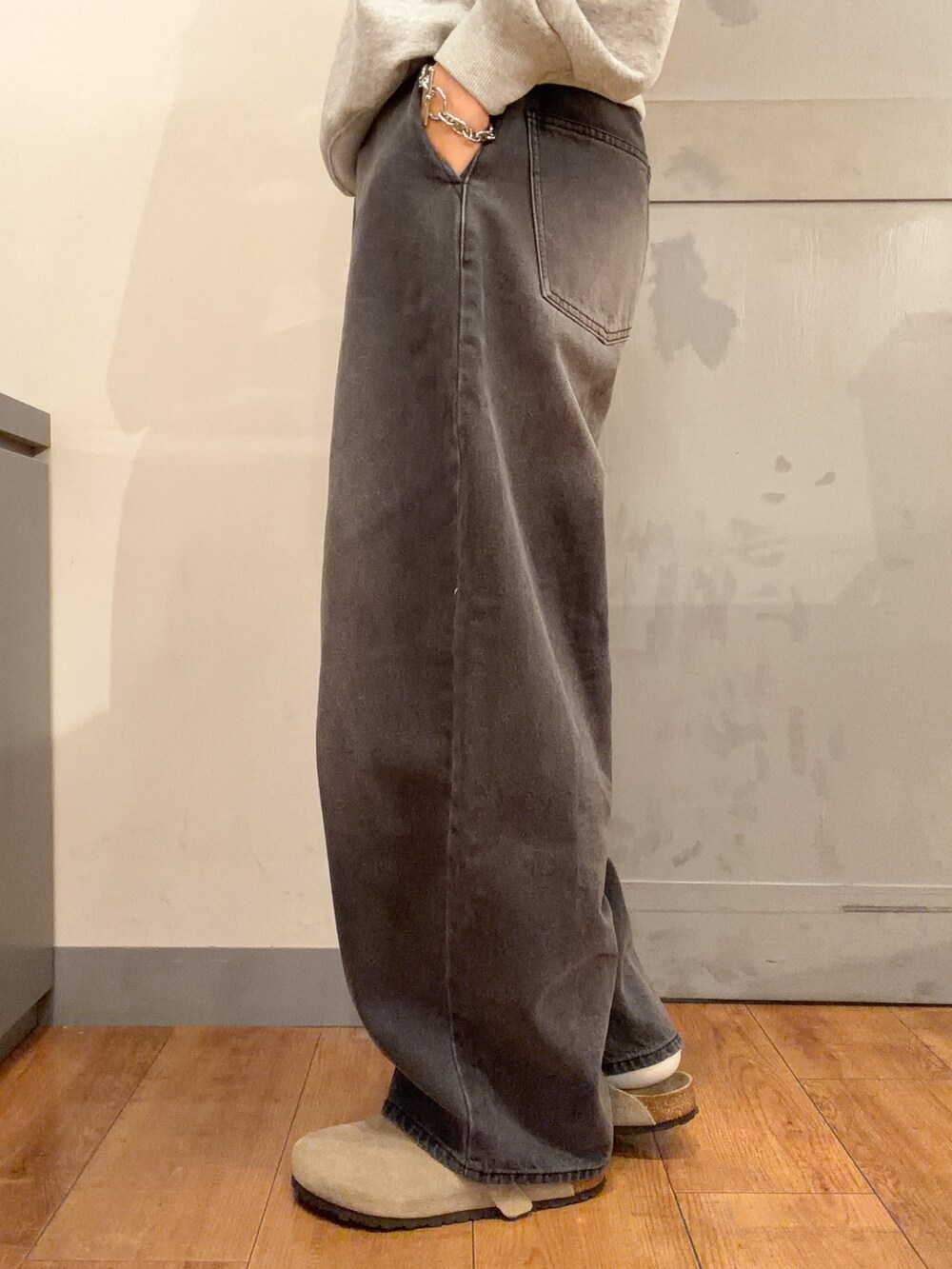 グレー系のTシャツ/カットソー、ブラック系のその他パンツ、グリーン系のキャップを着用したレディースの秋コーディネートの7枚目の写真