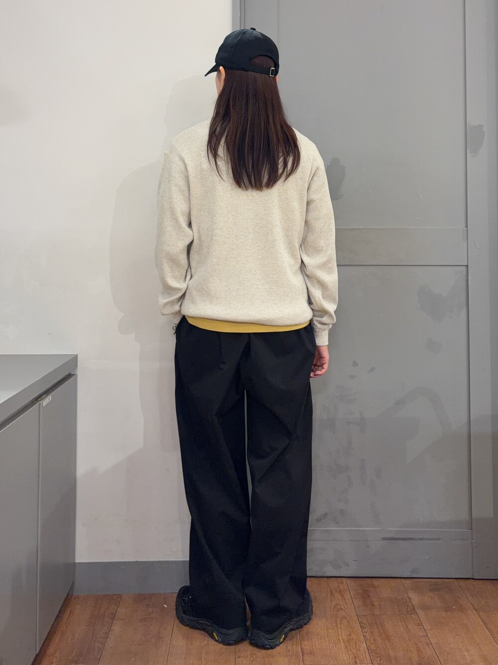 ホワイト系のTシャツ/カットソー、ブラック系のその他パンツ、イエロー系のTシャツ/カットソーを着用したレディースの秋コーディネートの3枚目の写真