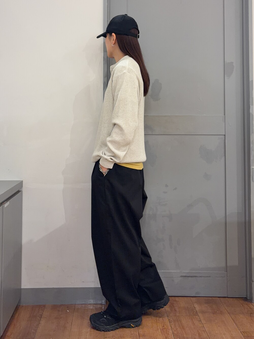 ホワイト系のTシャツ/カットソー、ブラック系のその他パンツ、イエロー系のTシャツ/カットソーを着用したレディースの秋コーディネートの2枚目の写真