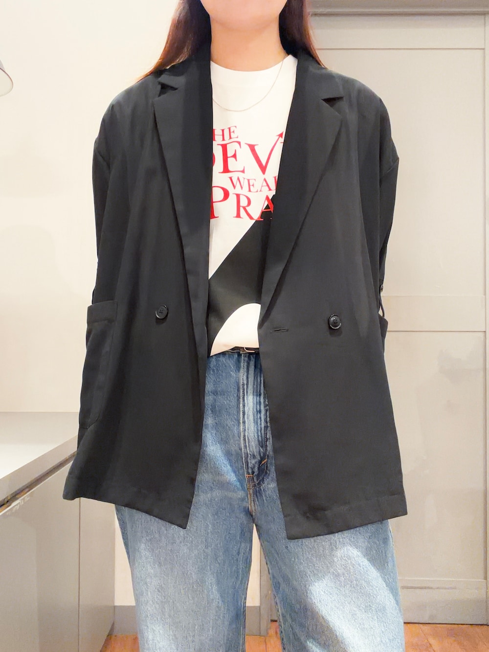 ホワイト系のTシャツ/カットソー、ブルー系のデニムパンツを着用したレディースの夏コーディネートの5枚目の写真
