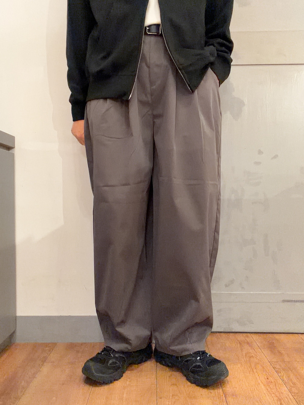 グレー系のその他パンツ、ブラック系のTシャツ/カットソー、ホワイト系のTシャツ/カットソーを着用したレディースの秋コーディネートの5枚目の写真