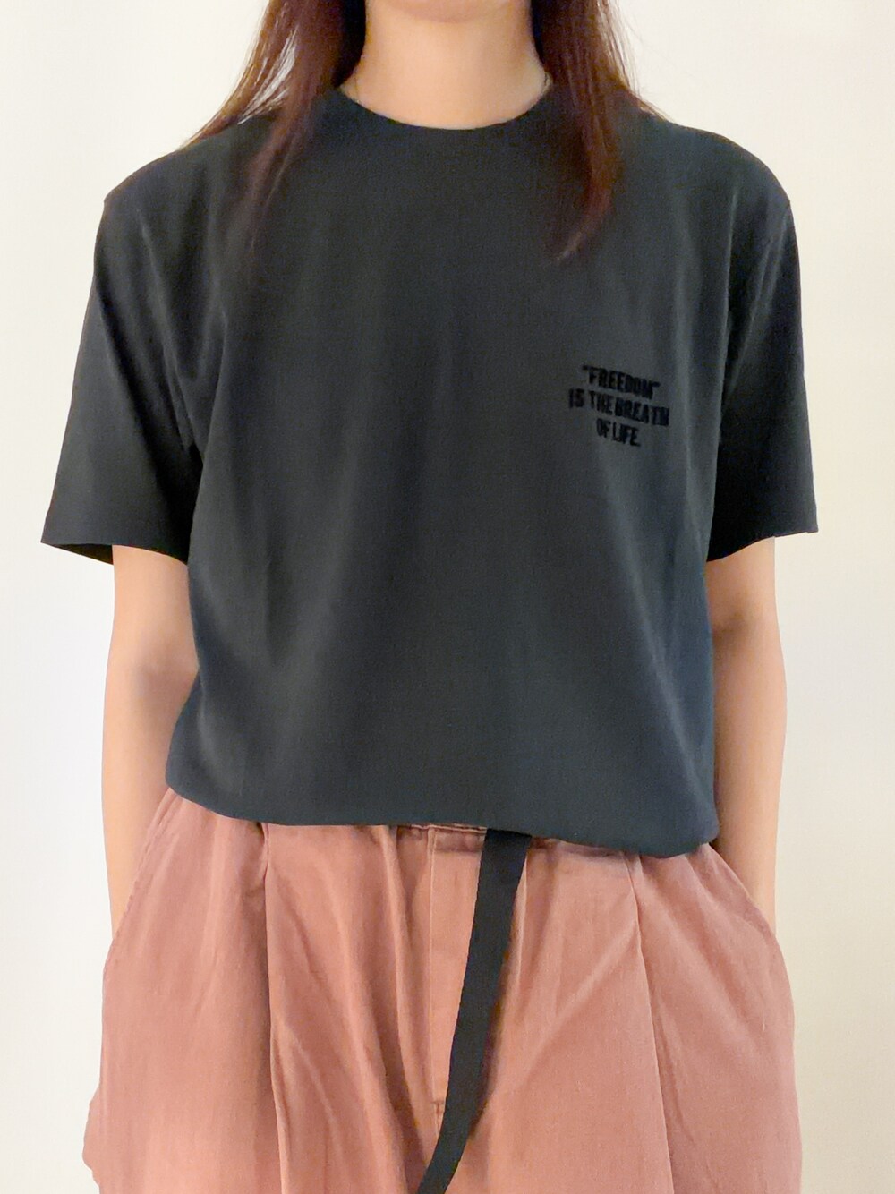 グレー系のTシャツ/カットソーを着用したレディースの夏コーディネートの4枚目の写真