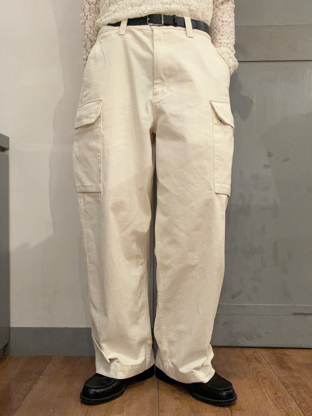 ホワイト系のTシャツ/カットソー、ブルー系のシャツ/ブラウス、ホワイト系のその他パンツを着用したレディースの秋コーディネートの6枚目の写真