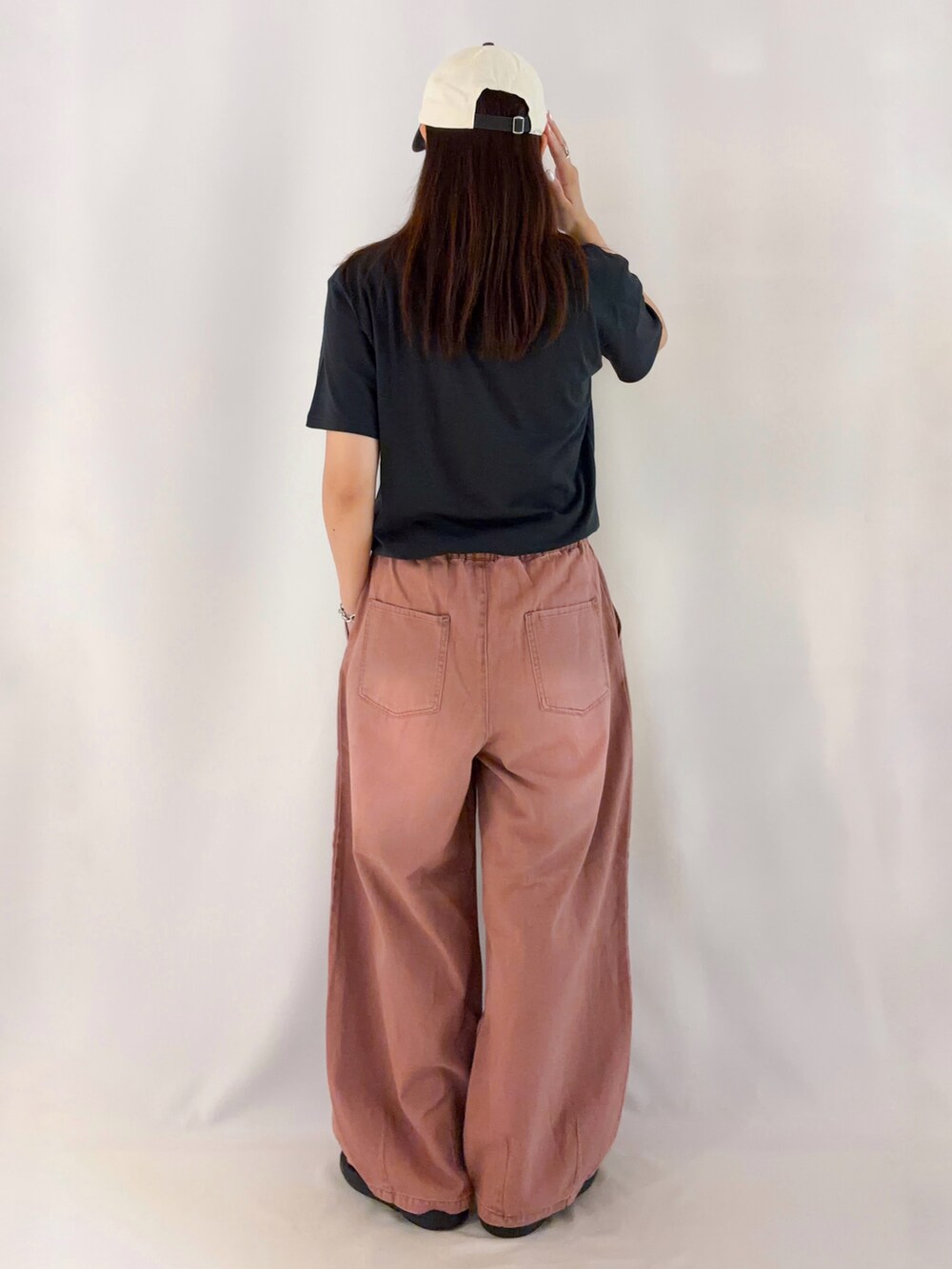 グレー系のTシャツ/カットソーを着用したレディースの夏コーディネートの3枚目の写真