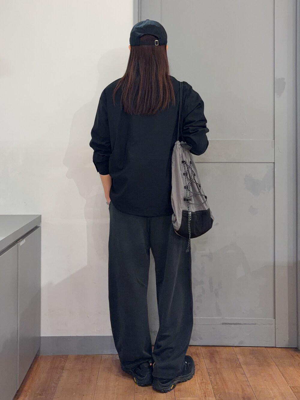 ブラック系のシャツ/ブラウス、ブラック系のその他パンツ、ホワイト系のTシャツ/カットソーを着用したレディースの秋コーディネートの3枚目の写真