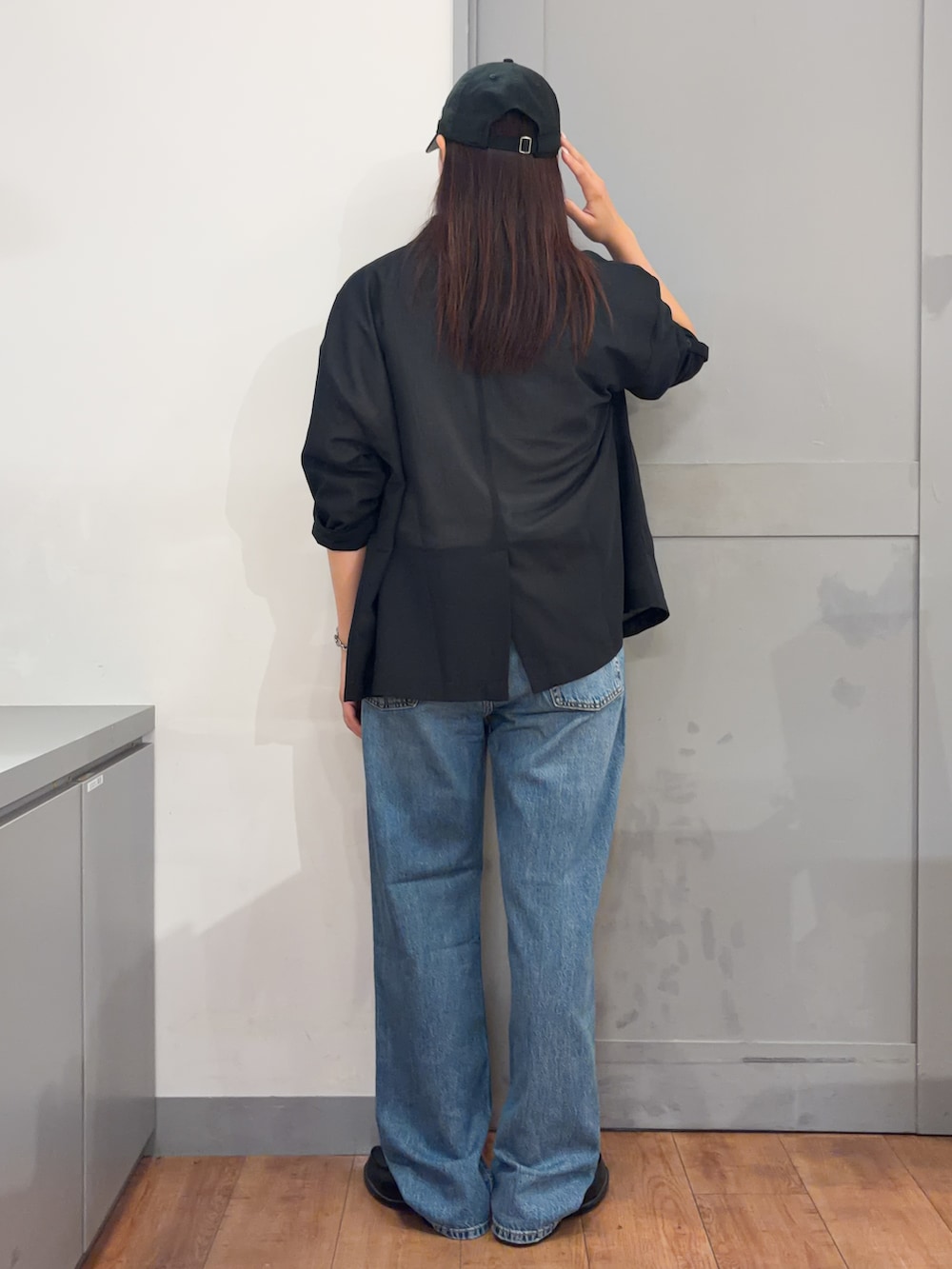 ホワイト系のTシャツ/カットソー、ブルー系のデニムパンツを着用したレディースの夏コーディネートの3枚目の写真