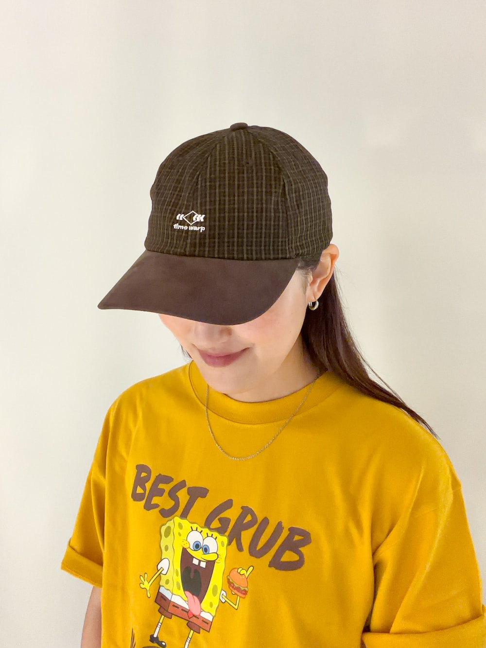 イエロー系のTシャツ/カットソー、ブラック系のショルダーバッグを着用したレディースの夏コーディネートの6枚目の写真