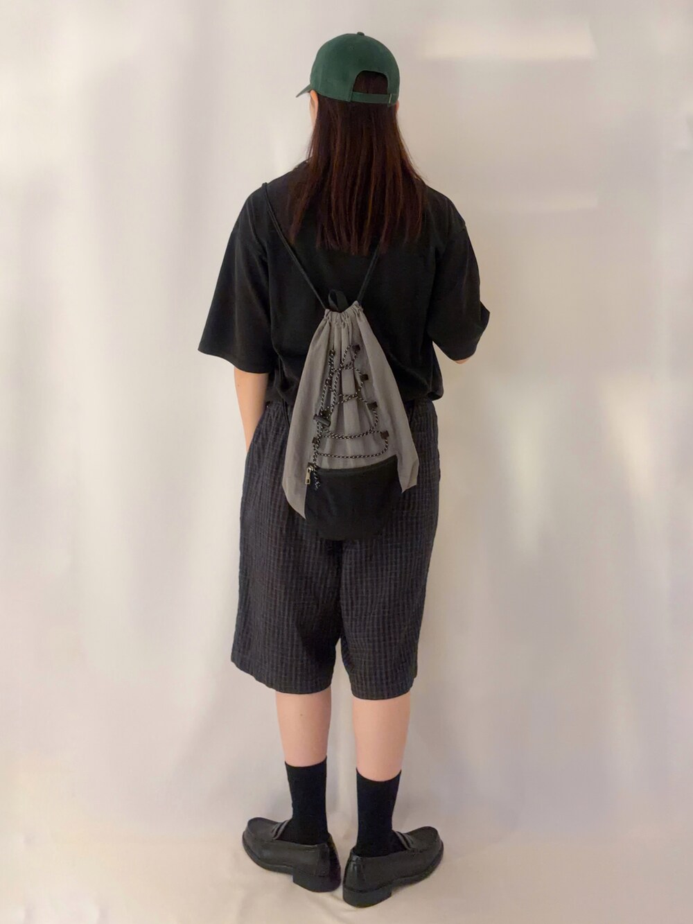 ブラック系のTシャツ/カットソー、ブラック系のその他パンツ、グレー系のショルダーバッグを着用したレディースの夏コーディネートの4枚目の写真