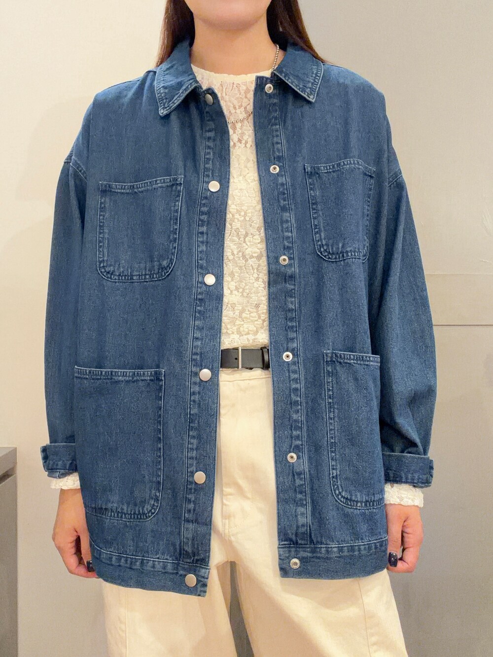 ホワイト系のTシャツ/カットソー、ブルー系のシャツ/ブラウス、ホワイト系のその他パンツを着用したレディースの秋コーディネートの5枚目の写真