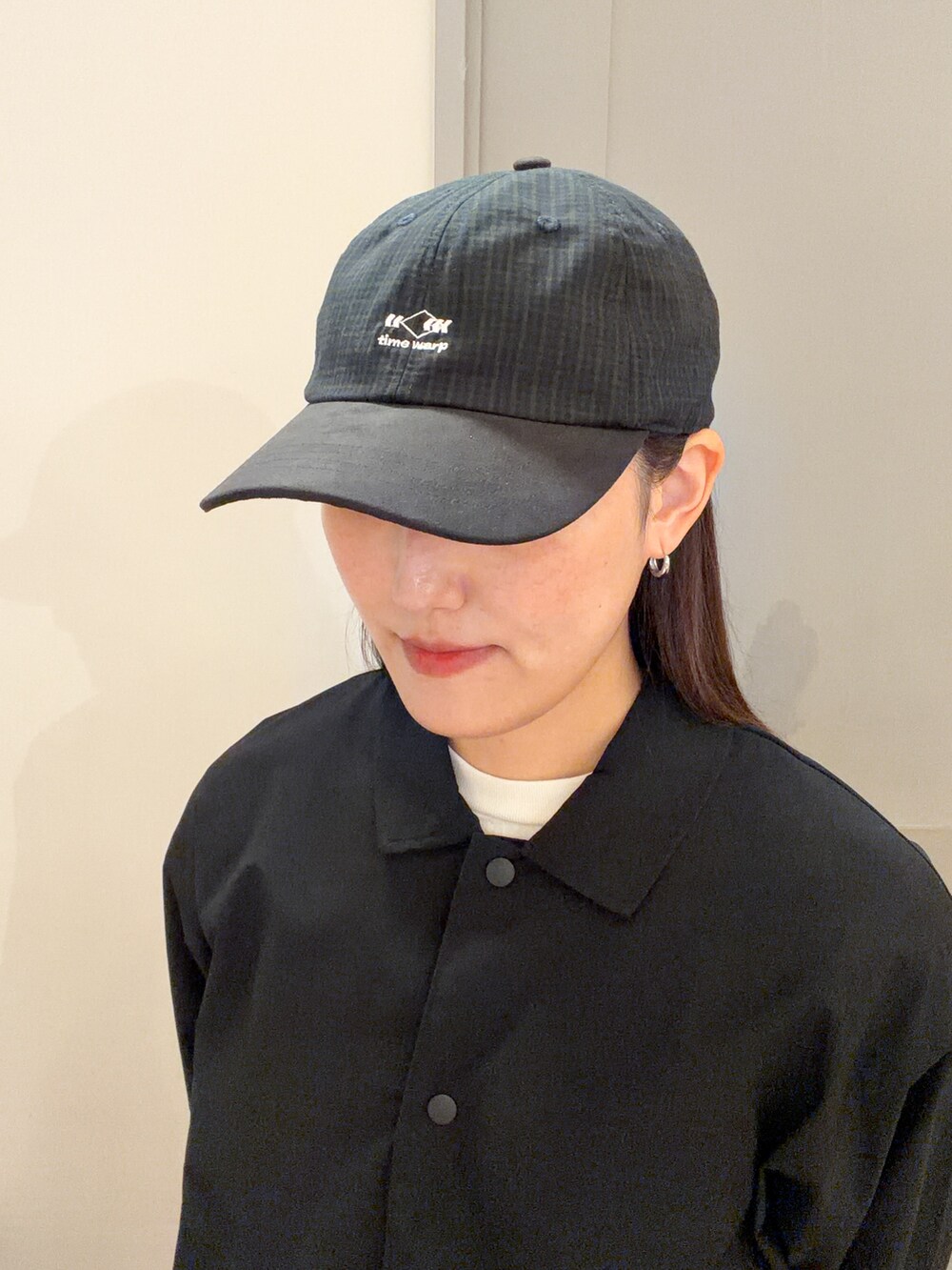 ブラック系のシャツ/ブラウス、ブラック系のその他パンツ、ホワイト系のTシャツ/カットソーを着用したレディースの秋コーディネートの7枚目の写真