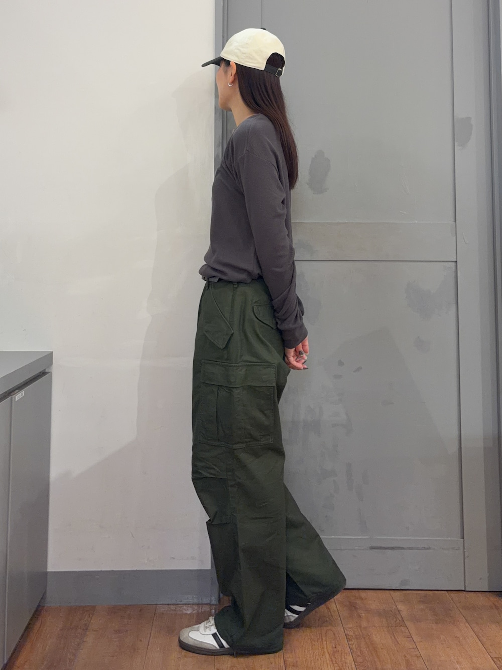 グリーン系のその他パンツ、グレー系のTシャツ/カットソー、グレー系のキャップを着用したレディースの秋コーディネートの2枚目の写真